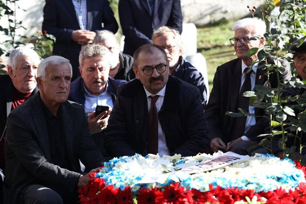 Trabzonspor efsanesi Kadir Özcan mezarı başında anıldı