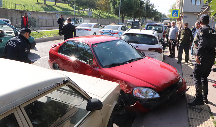 Samsun'da direksiyon hakimiyetini kaybeden sürücü karşı şeride daldı: 2 yaralı