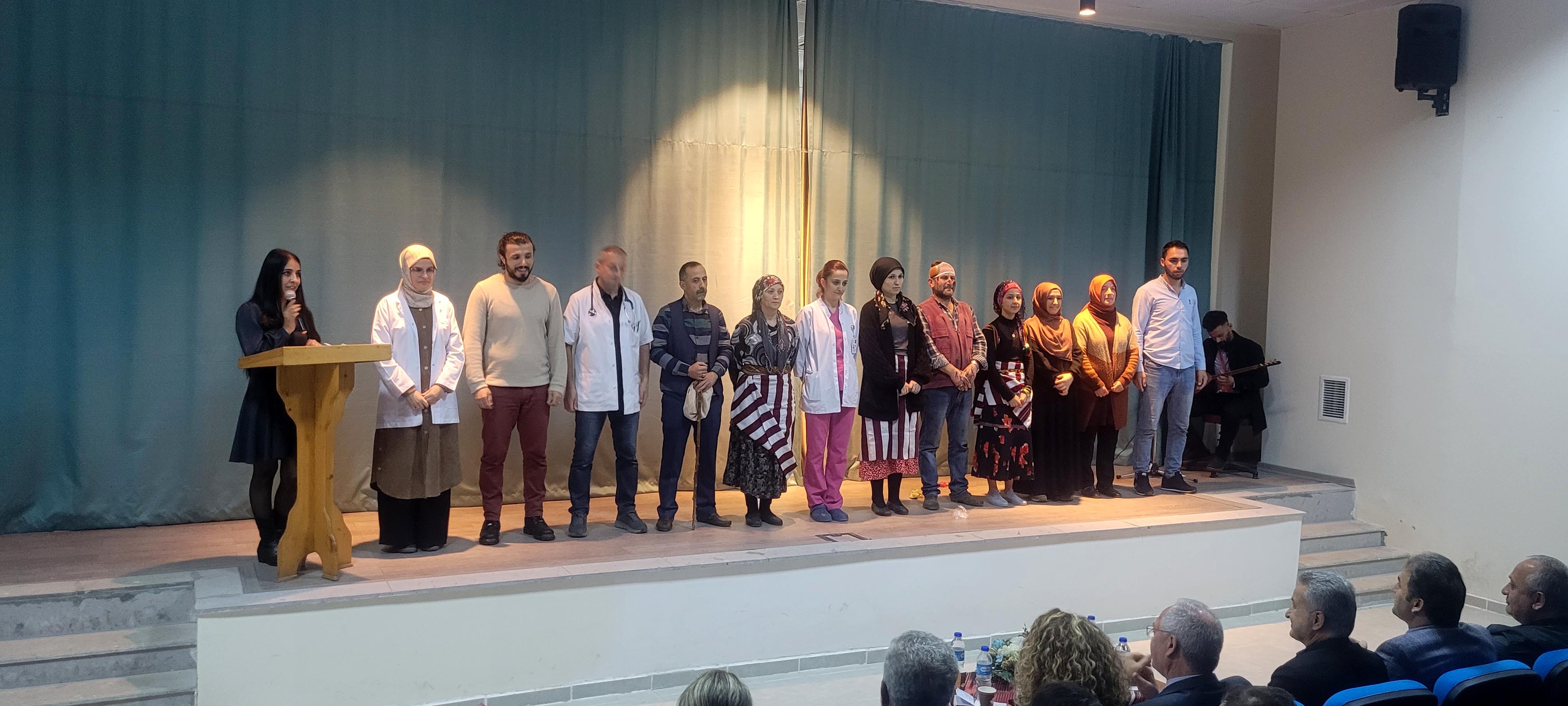 Trabzon'da sağlıkçıların "kim haklı" tiyatrosu ilgi gördü