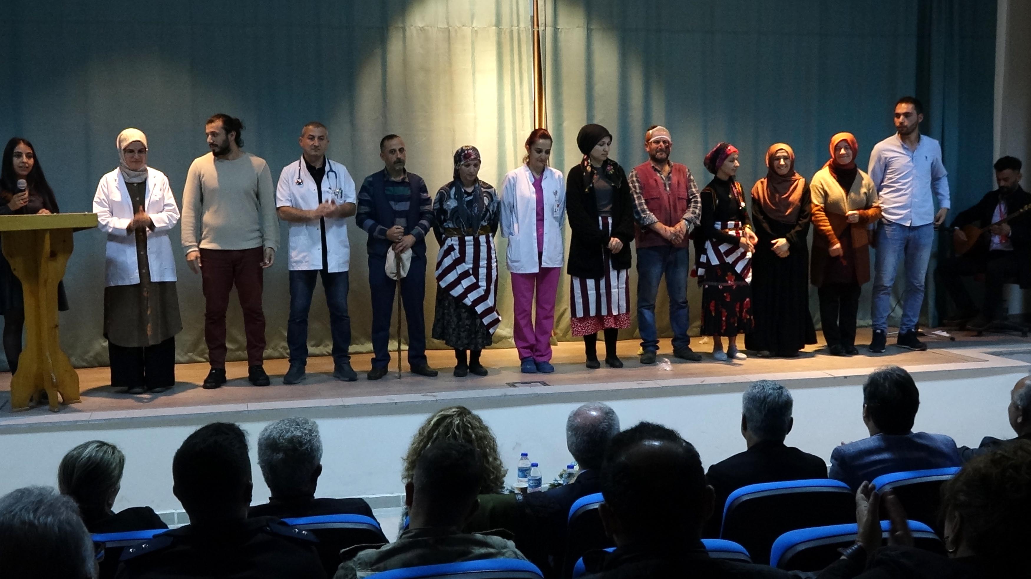 Trabzon'da sağlıkçıların "kim haklı" tiyatrosu ilgi gördü