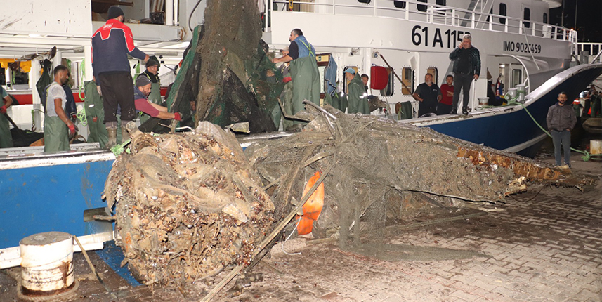 Trabzonlu balıkçının ağına uçak takıldı