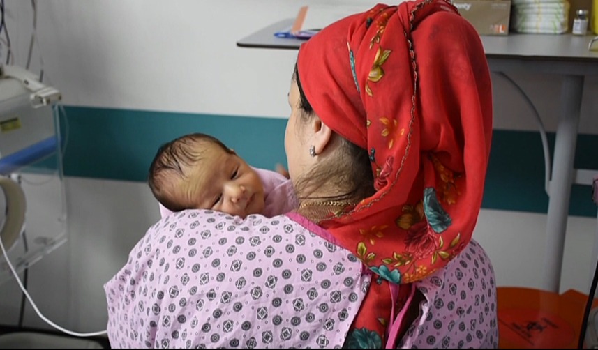 Trabzon'da prematüre bebeklerinin tedavisini üstlenen sağlıkçılarla aile gibi oldular