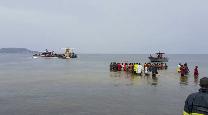 Tanzanya'da yolcu uçağı göle düştü