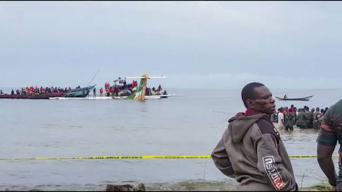 Tanzanya'da yolcu uçağı göle düştü