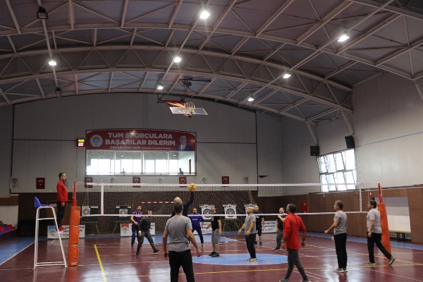 Akçaabat’ta 24 Kasım öğretmenler günü voleybol turnuvası başladı