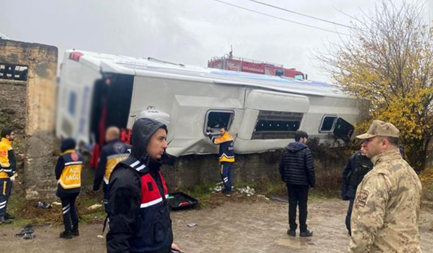 Diyarbakır'da yolcu otobüsü şarampole devrildi! 20 kişi yaralandı