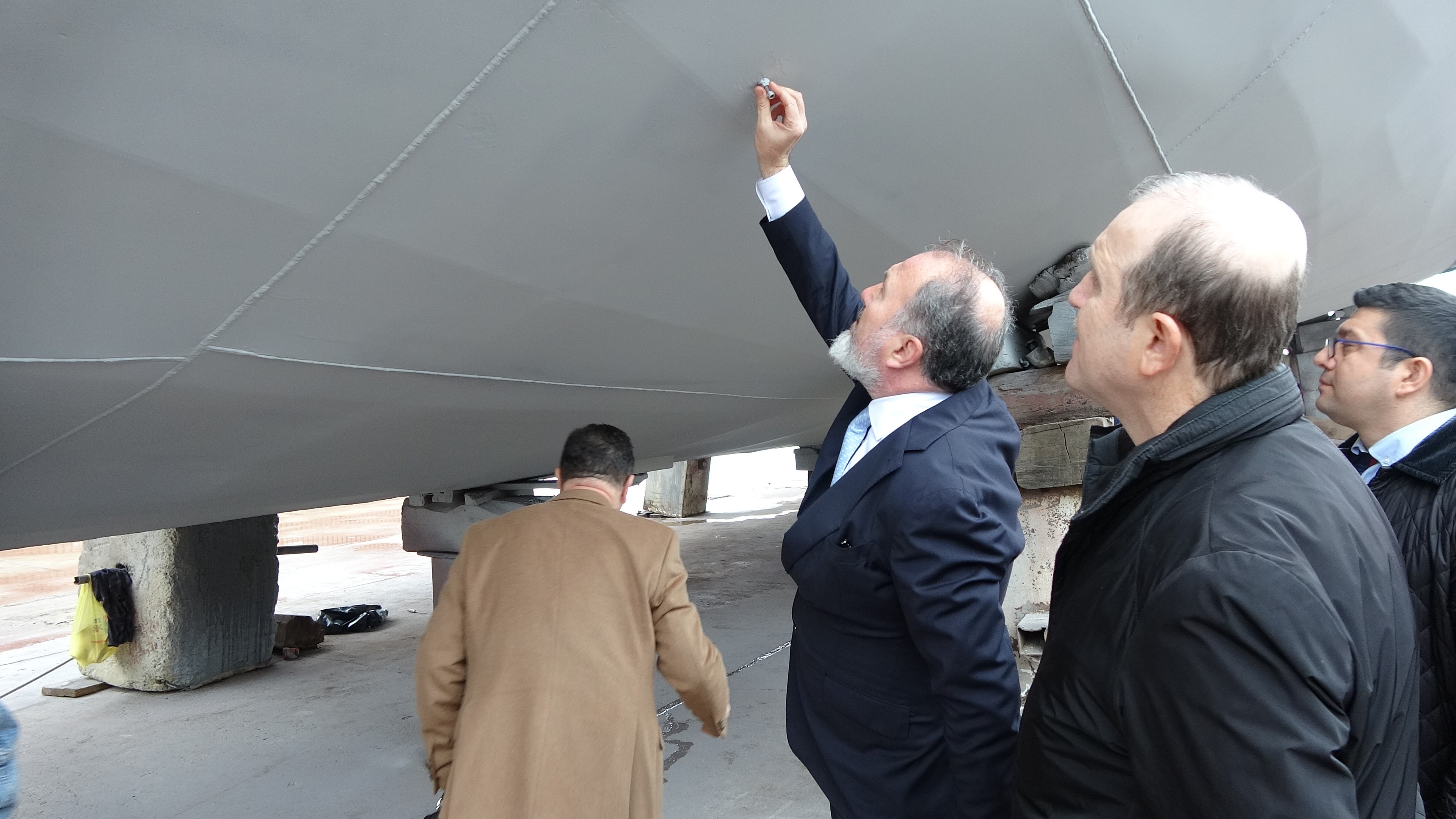Trabzon'da bakım ve onarımı bitmeyen gemi için 'denize indirme' töreni düzenlendi