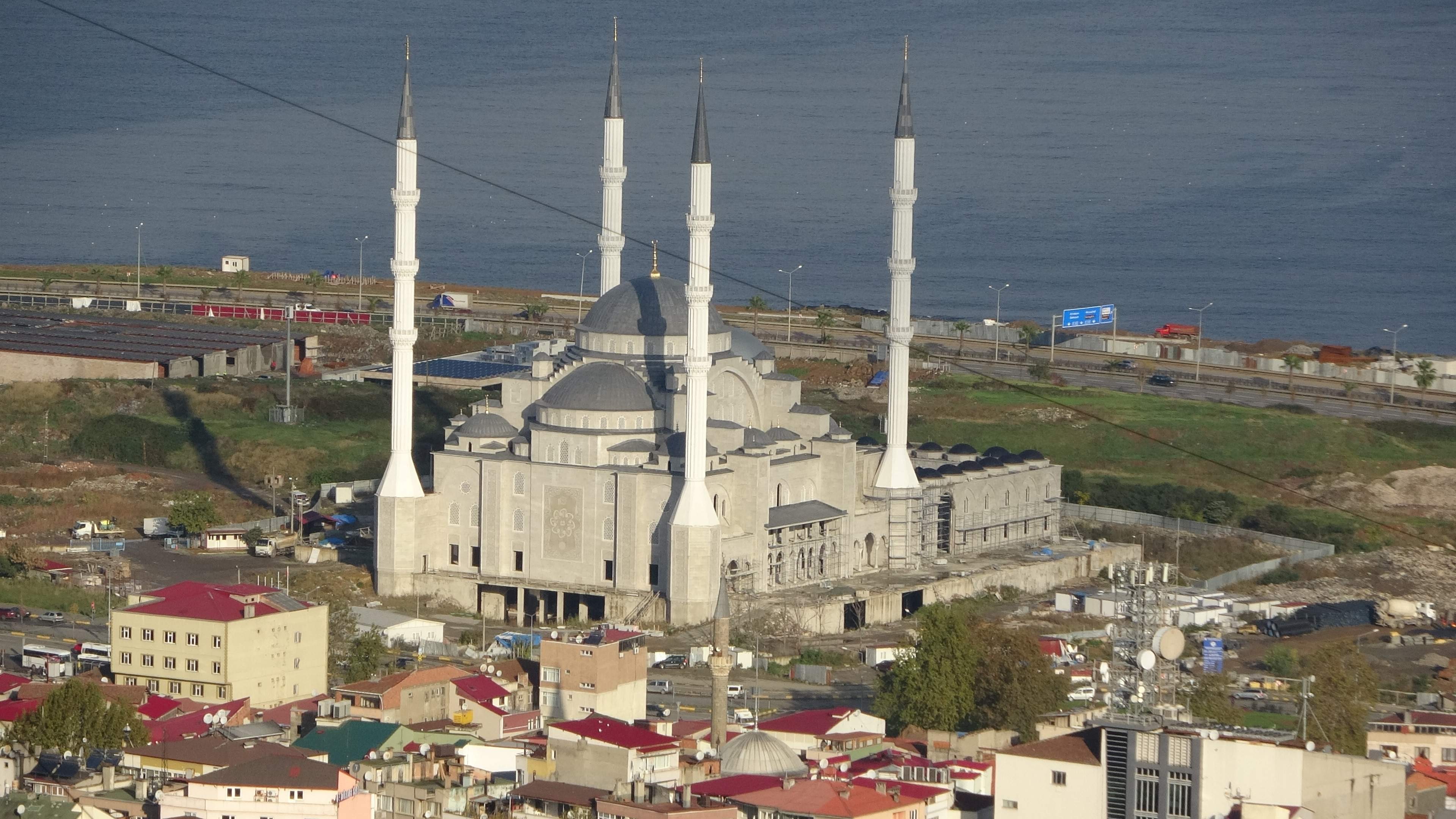 Trabzon'da yapımı süren cami tamamlandığında Doğu Karadeniz'in en büyük külliye ve camisi olacak
