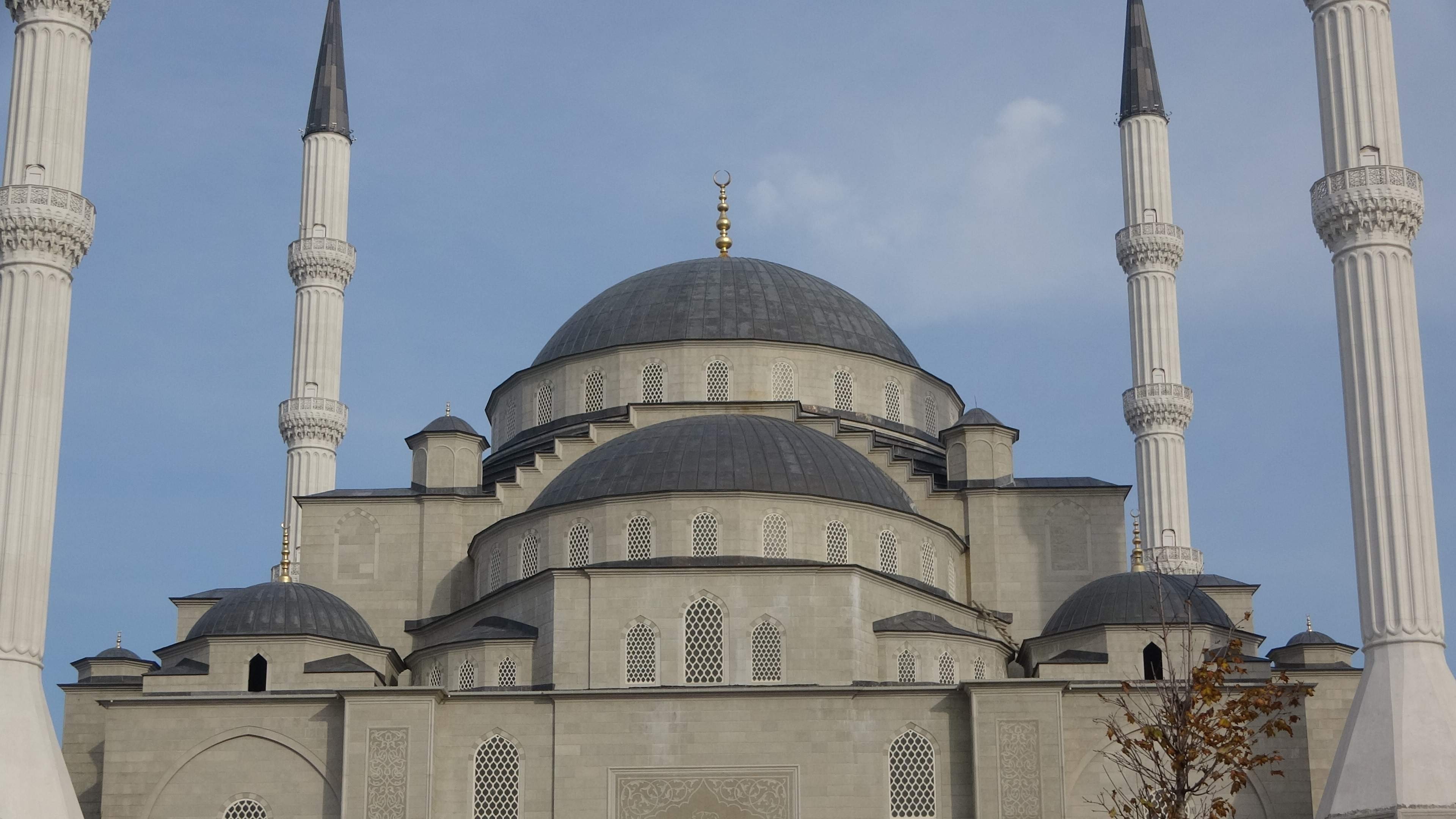 Trabzon'da yapımı süren cami tamamlandığında Doğu Karadeniz'in en büyük külliye ve camisi olacak