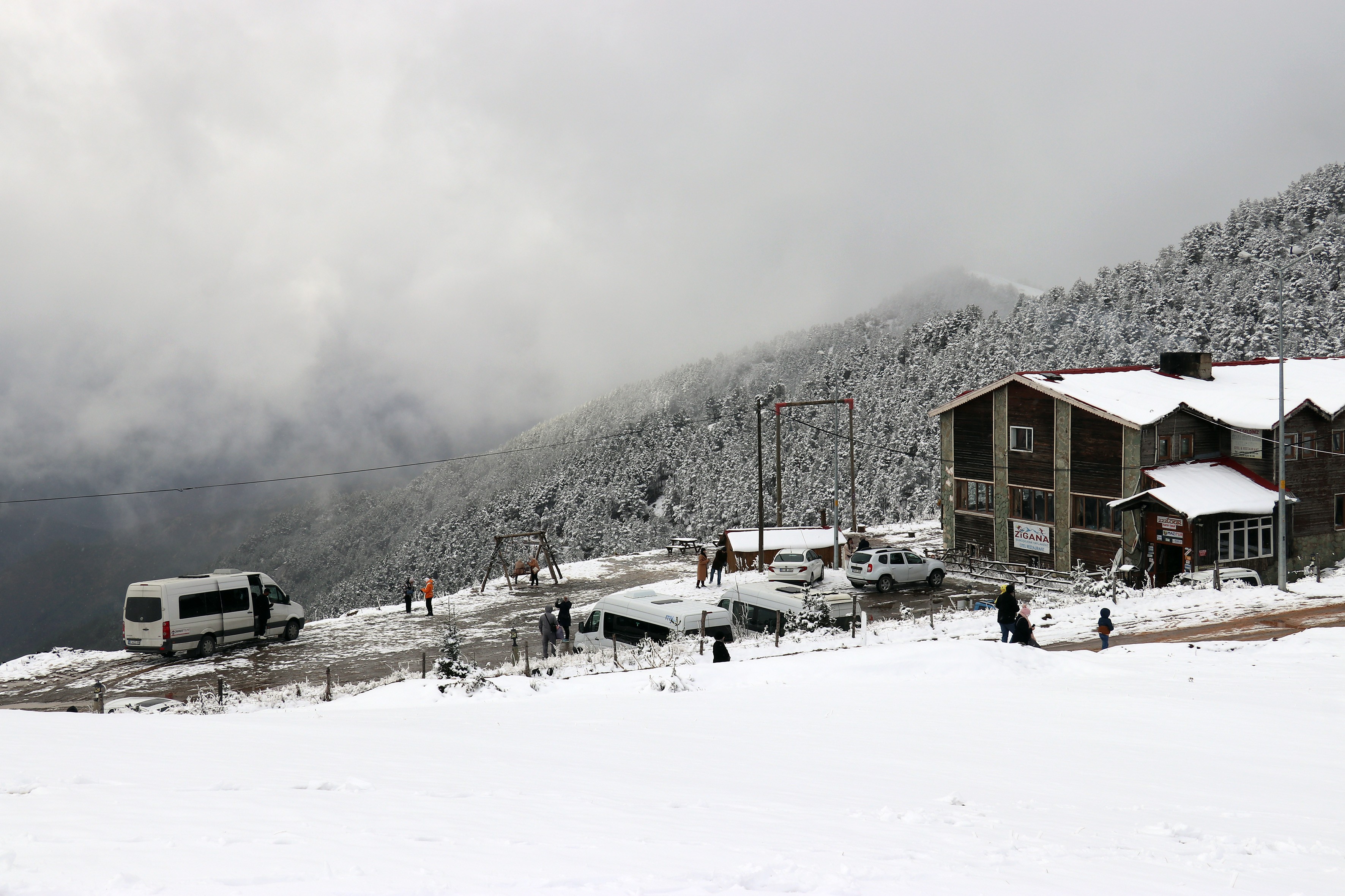 Kar yağışını duyanlar Zigana Kayak Merkezine akın etti