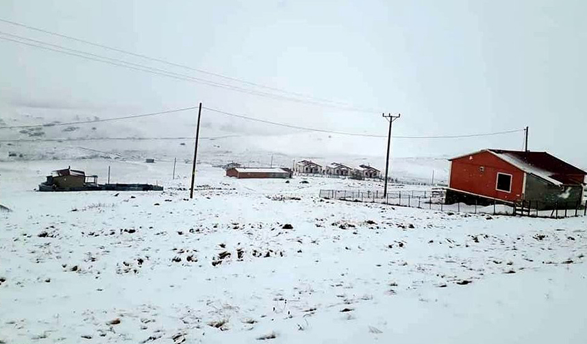 Bayburt'un yüksek kesimlerinde kar yağışı etkili oluyor