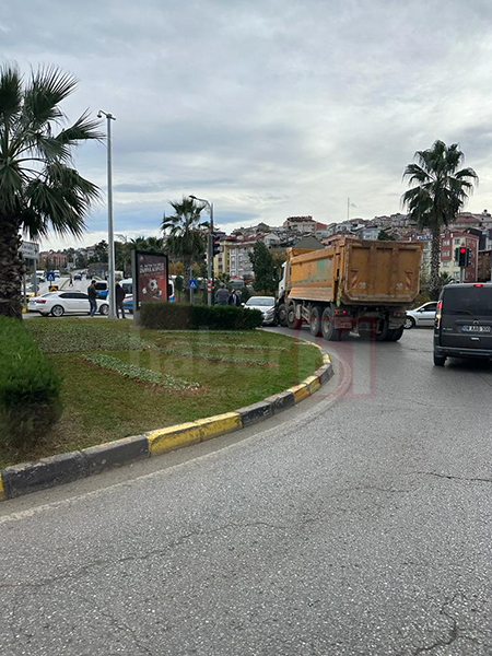 Trabzon’da kamyon ile otomobil çarpıştı