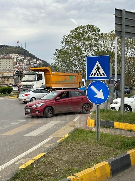 Trabzon’da kamyon ile otomobil çarpıştı