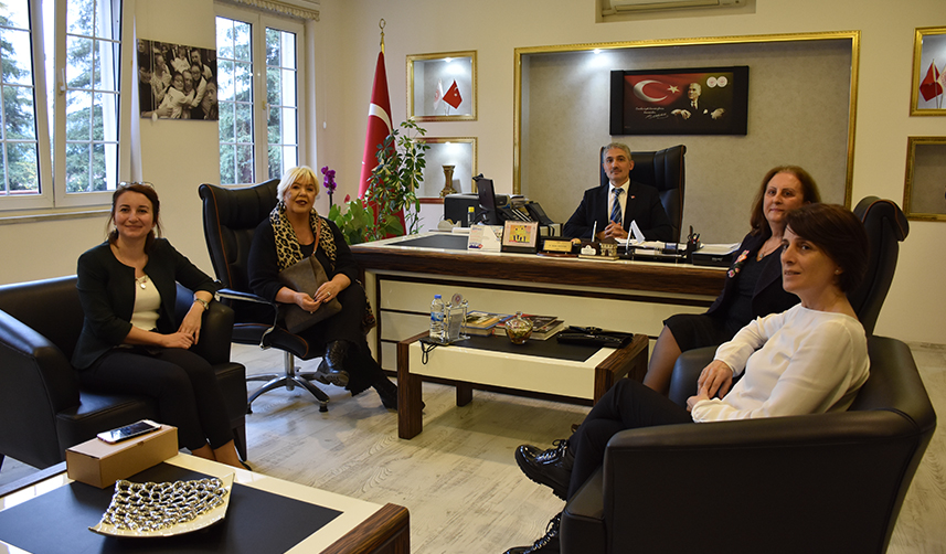 Trabzon Aile ve Sosyal Hizmetler Müdürlüğü personeline kahkaha terapisi uygulandı