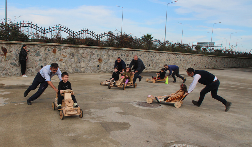 Rize’de babalar ve çocukları tahta arabalarla yarıştı