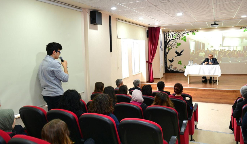 Trabzon Valisi Ustaoğlu kariyer günleri programında öğrencilerin sorularını yanıtladı