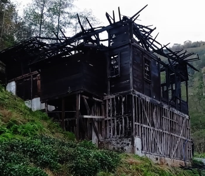 Trabzon'da bir evde çıkan yangında yaşlı adam hayatını kaybetti
