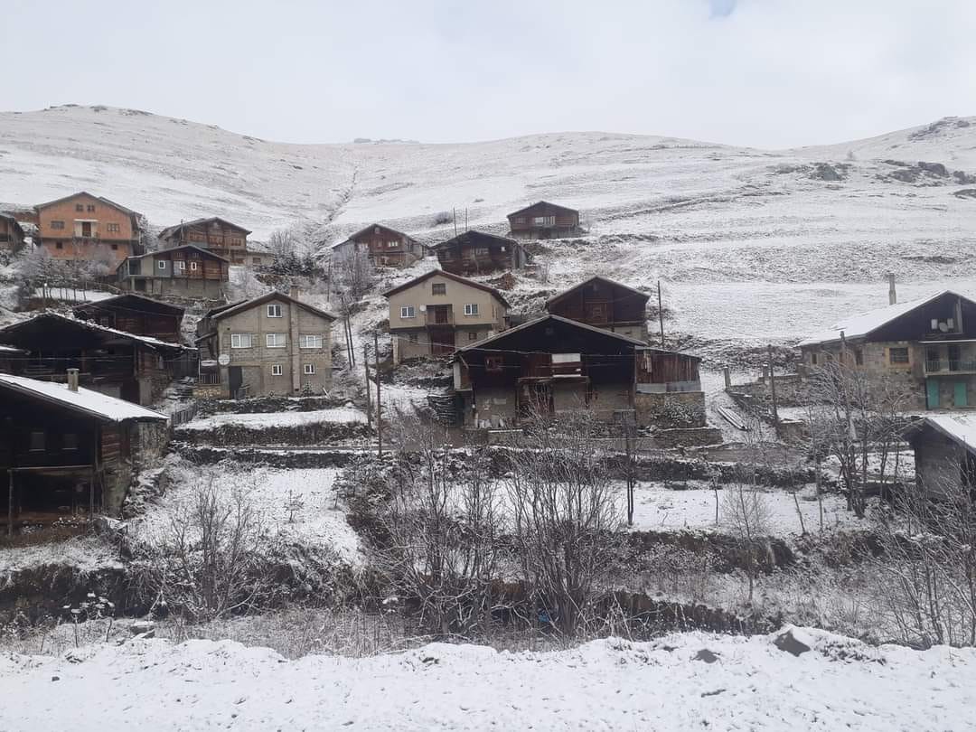 Bayburt-Trabzon sınırında kar yağışı etkili oldu