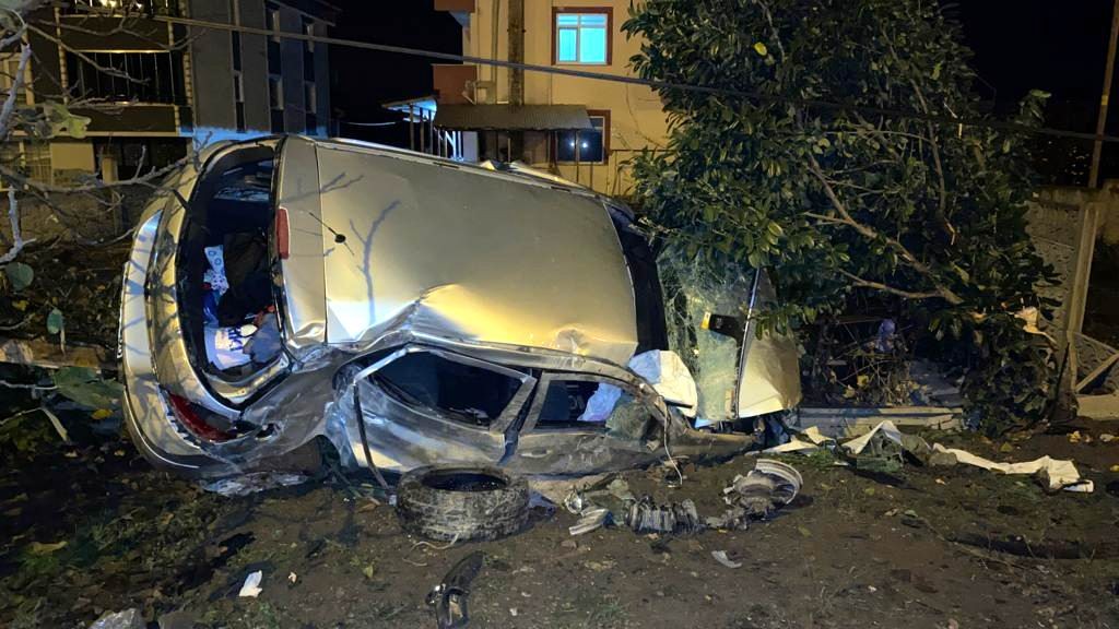 Samsun'da otomobil evin bahçe duvarına çarptı: 5 ağır yaralı