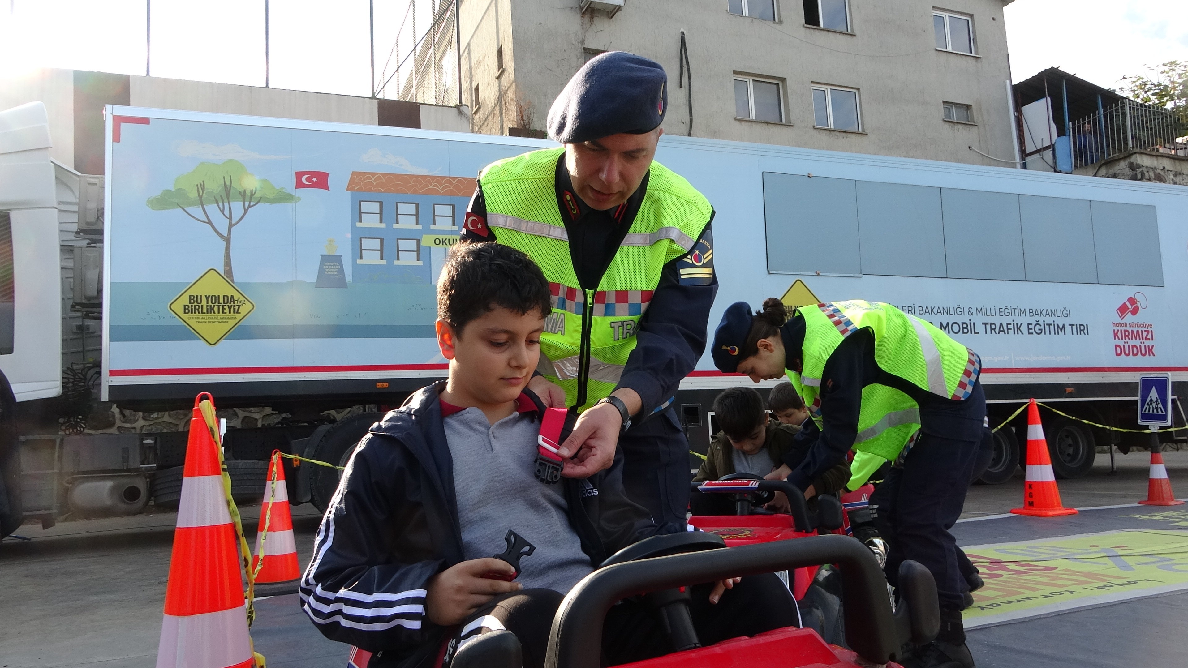 Trabzon'da öğrencilere akülü araçlarla trafik eğitimi