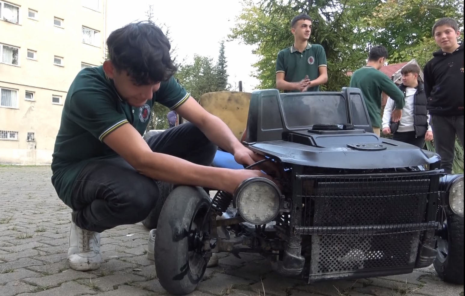 Giresun'da lise öğrencisi hurda parçalardan araba yaptı