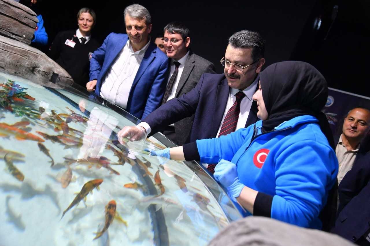 Başkan Genç Trabzon Akvaryum'da balıkları biberonla besledi