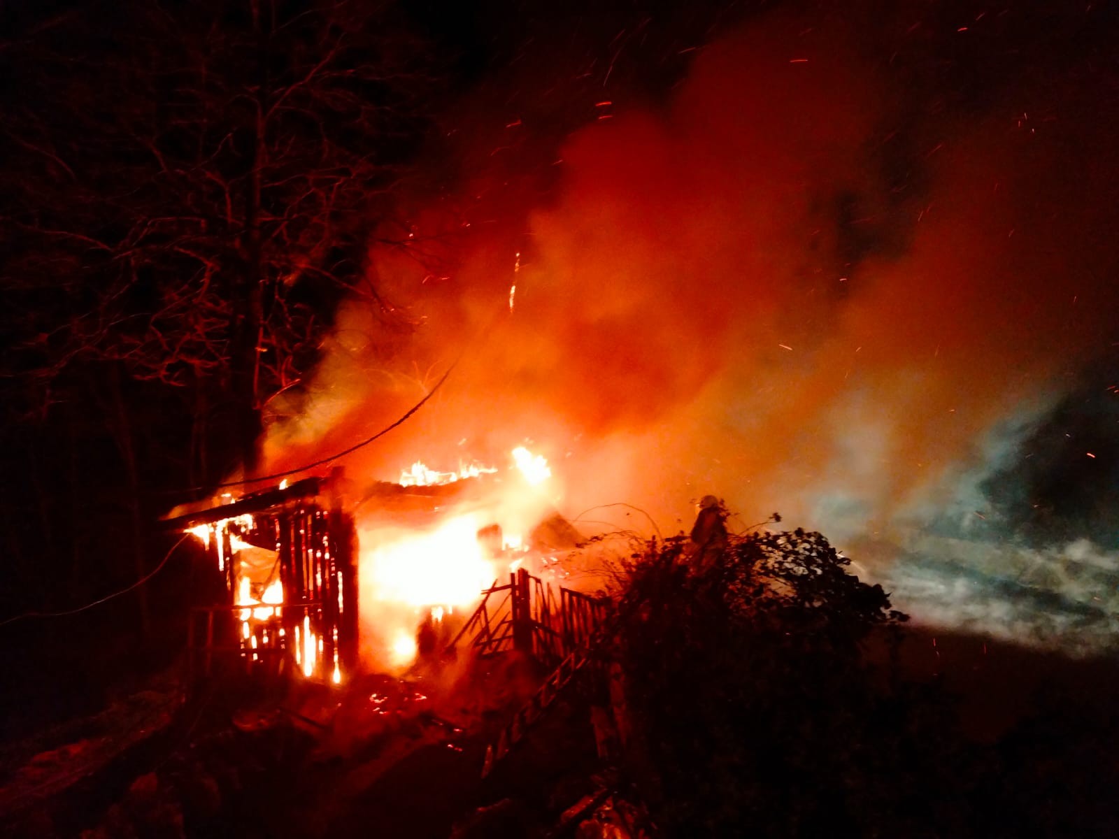 Rize'de korkutan yangın! Çay işçilerinin kullandığı barakada yangın çıktı