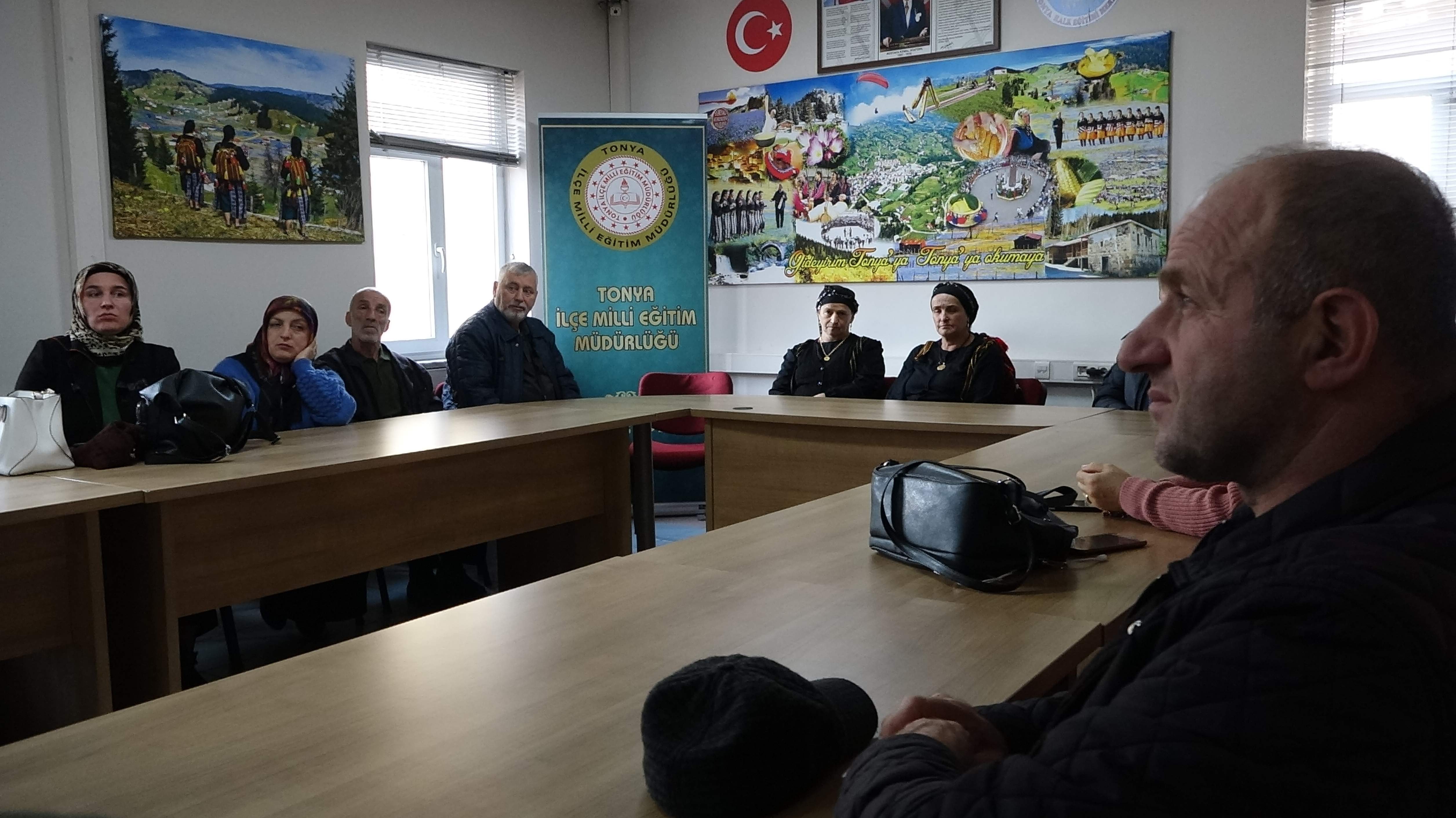 Trabzon'da "Aile Okulu Projesi" kapsamında ailelere terapi niteliğinde eğitim veriliyor