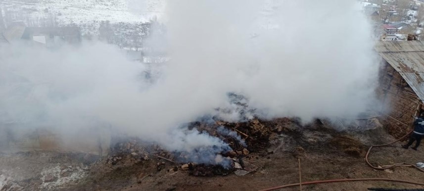 Bayburt'ta iki ayrı yangın! 5 Ev 1 ahır yandı
