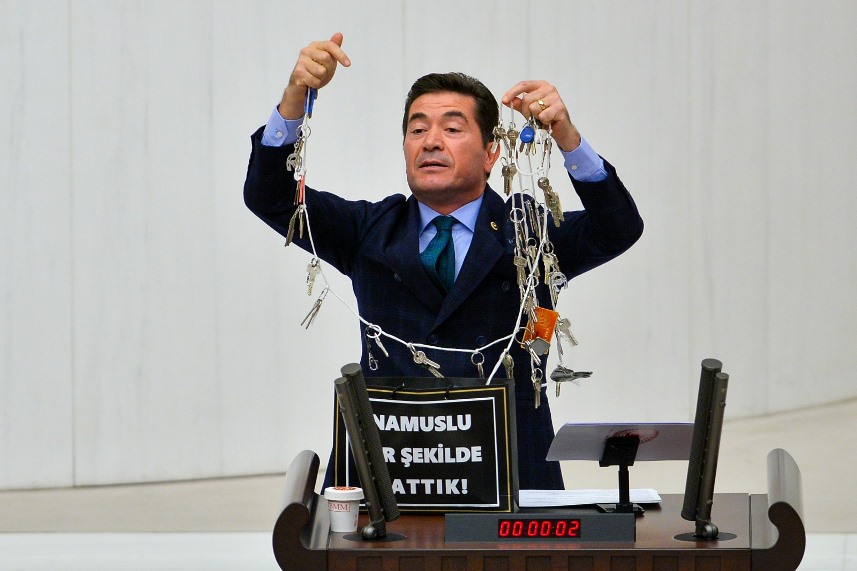 CHP Trabzon Milletvekili Ahmet Kaya elinde anahtarlarla TBMM Kürsüsüne çıktı