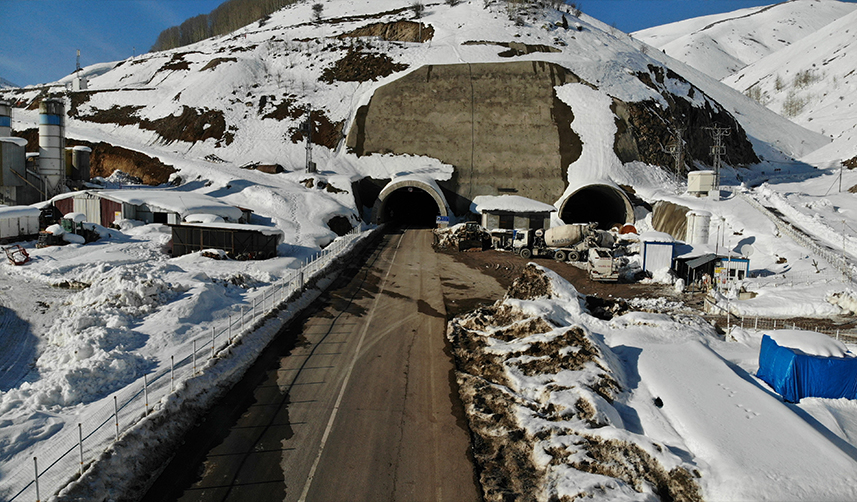 Eğribel'e kar düştü! Tünel tek şeritten ulaşıma açıldı