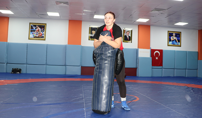 Trabzonlu Milli güreşçi Mehtap Gültekin, yeni başarılar için ter döküyor