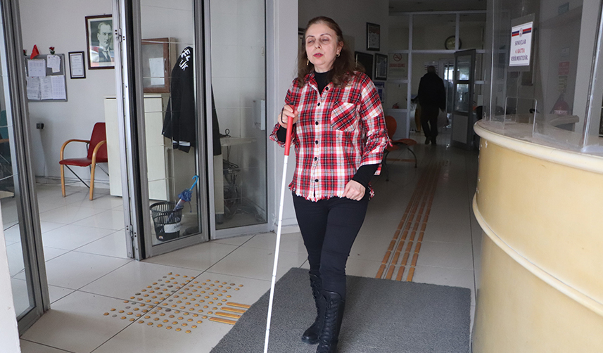 Samsun'da 2 üniversite bitiren görme engellinin azmi takdir topuyor