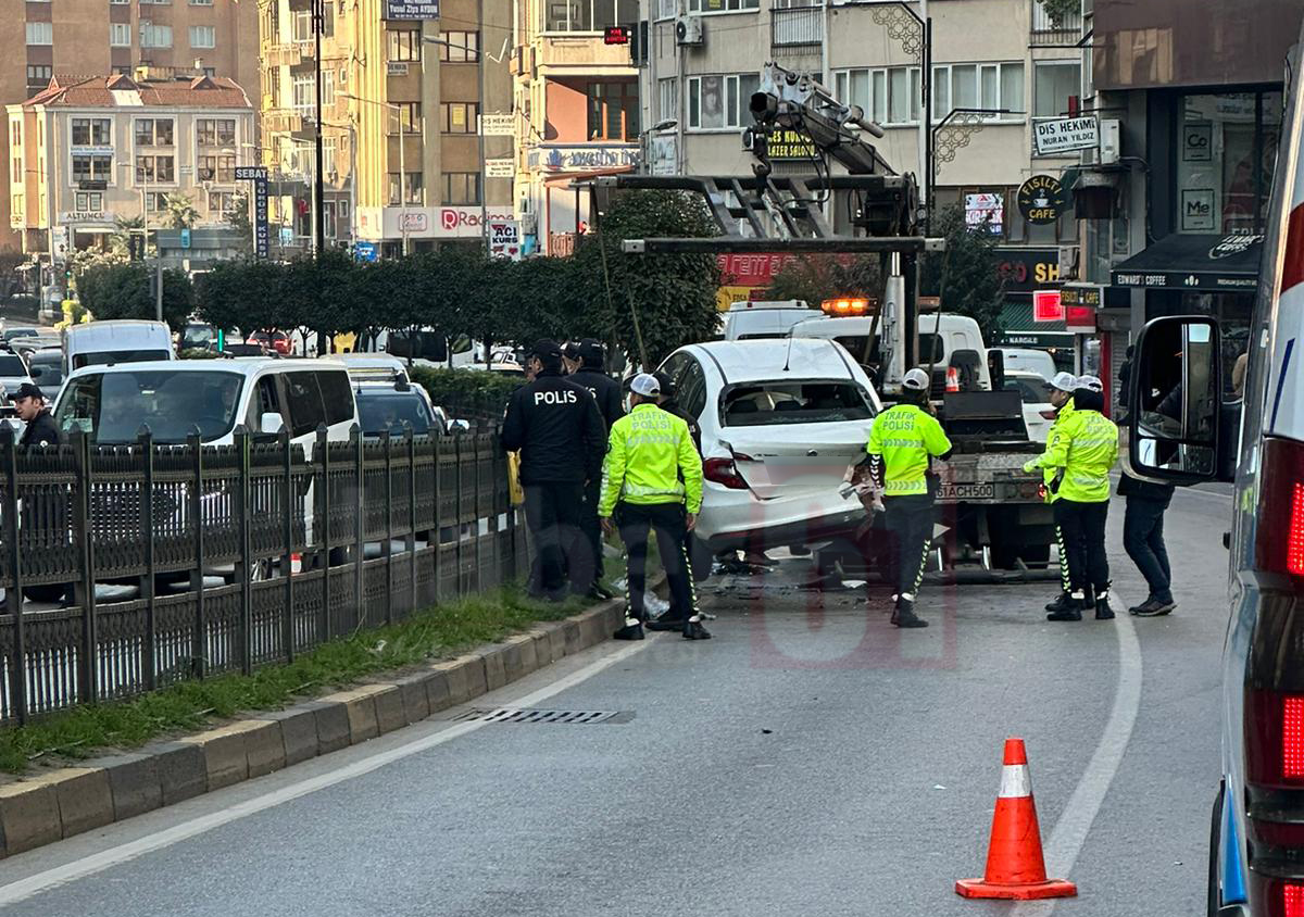 Trabzon’da iki otomobil birbirine girdi!