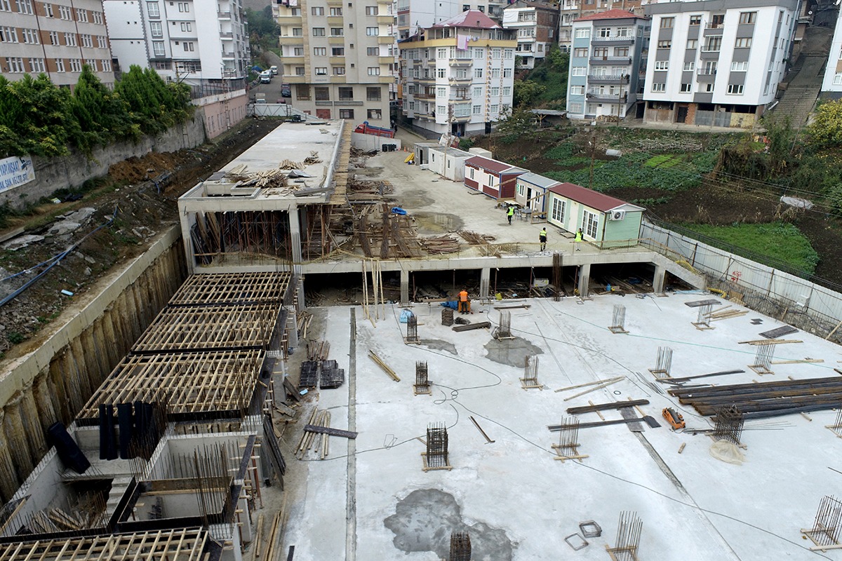 Akçaabat'ta katlı otopark ve pazar yeri inşaatı devam ediyor