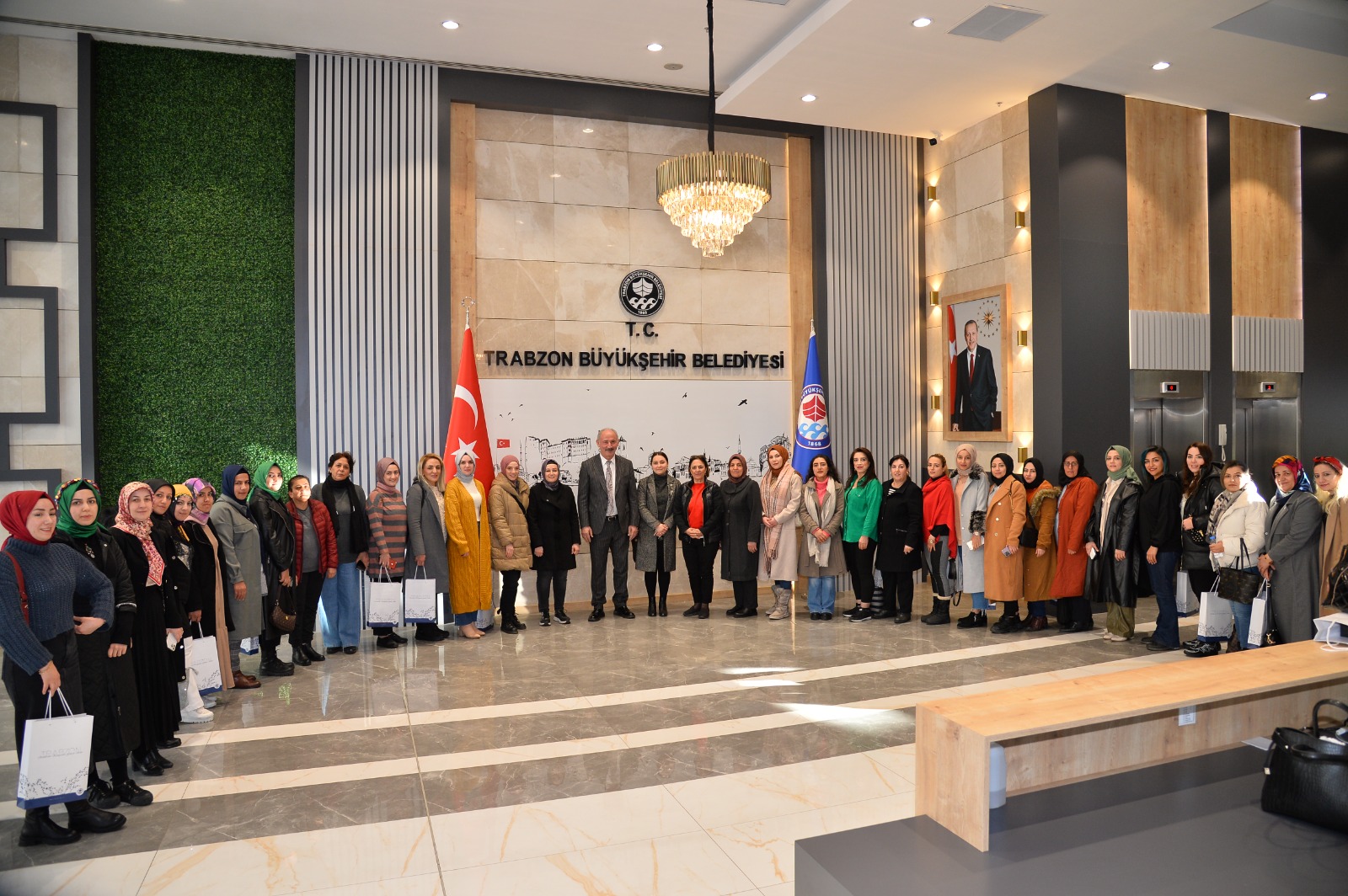 Diyarbakırlı kadınlar Trabzon Büyükşehir Belediyesi'ni ziyaret etti
