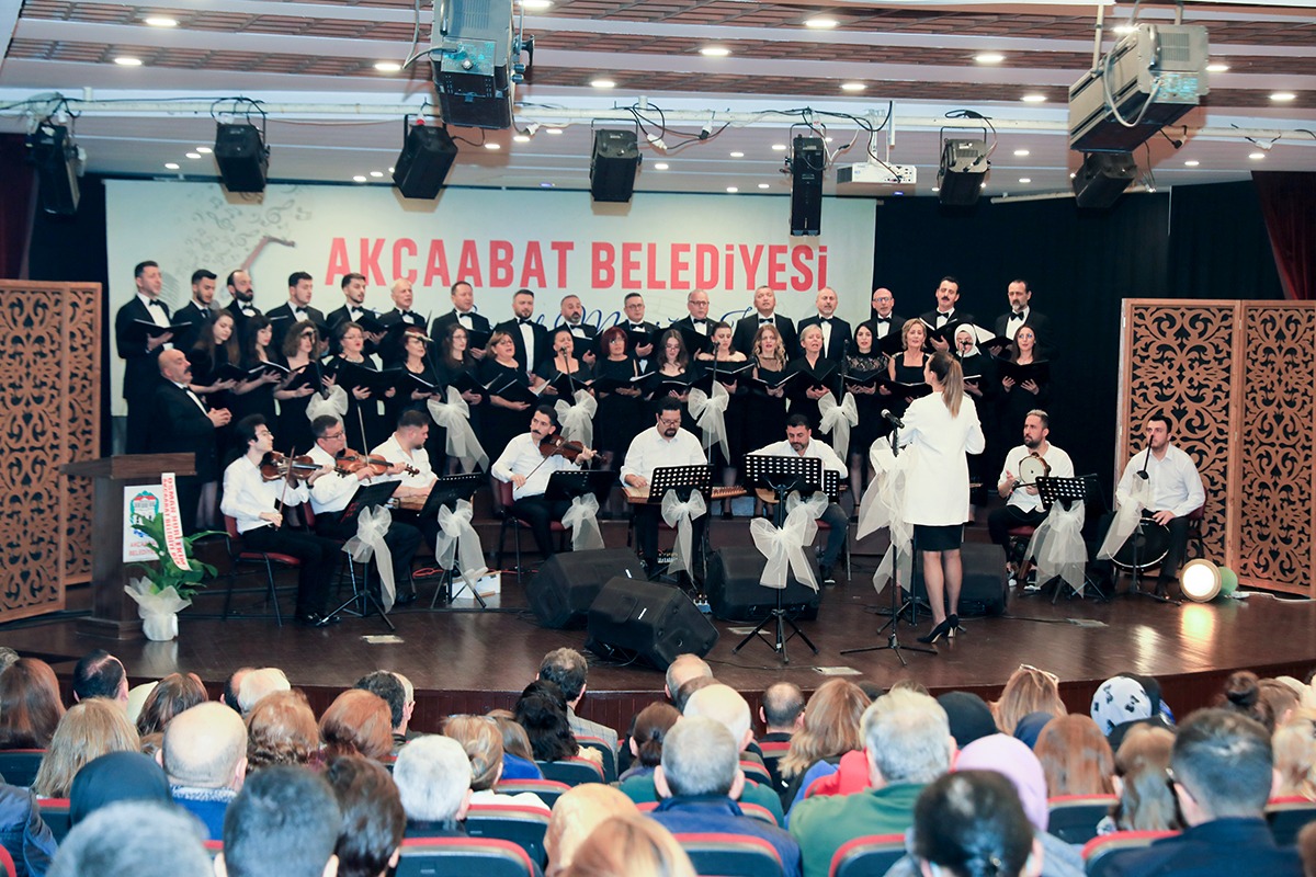 Akçaabat'ta düzenlenen "Türk Sanat Müziği" konseri beğeni topladı