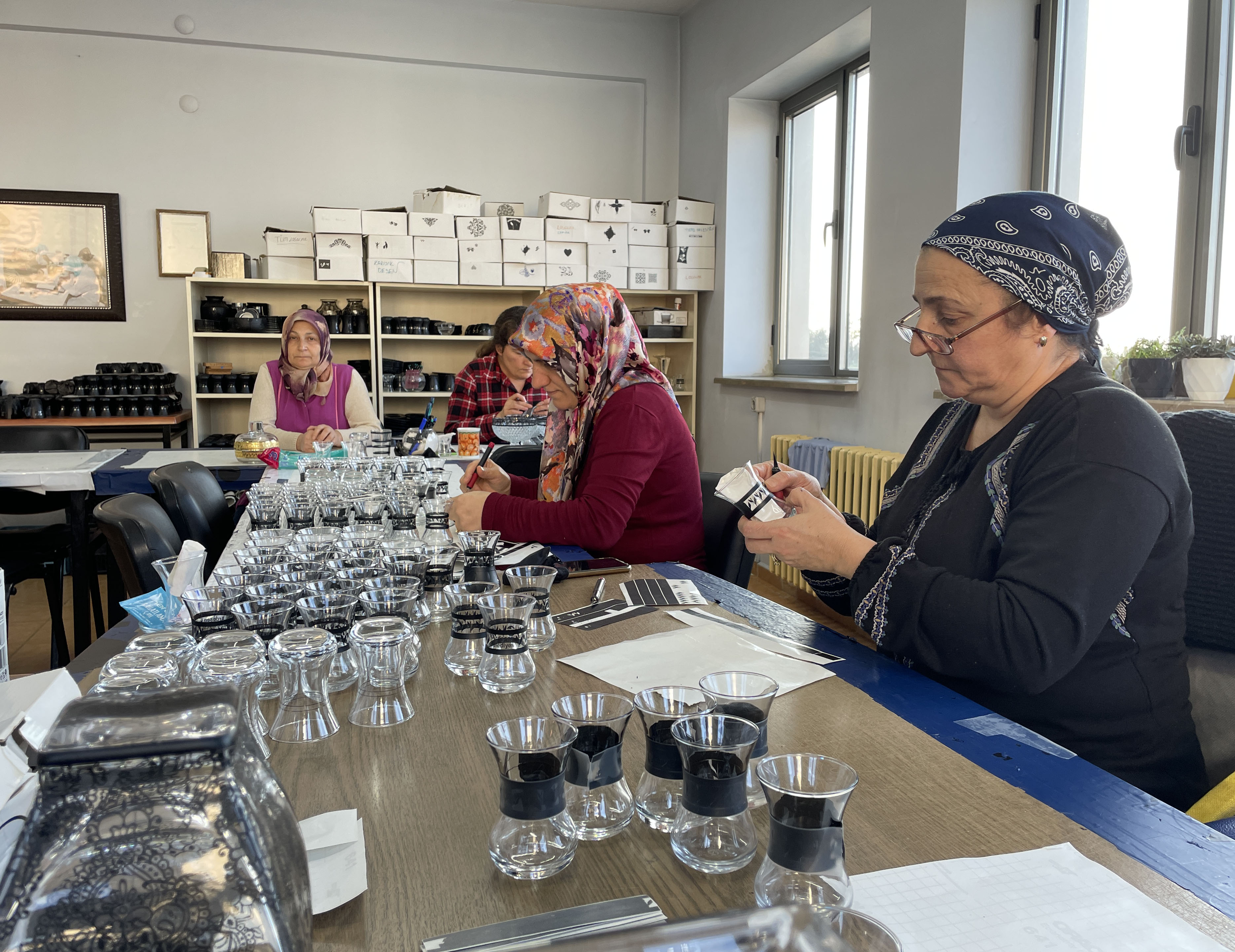Rize'de kadınlardan aile ekonomisine katkı! Çay bardaklarına desen işliyorlar 