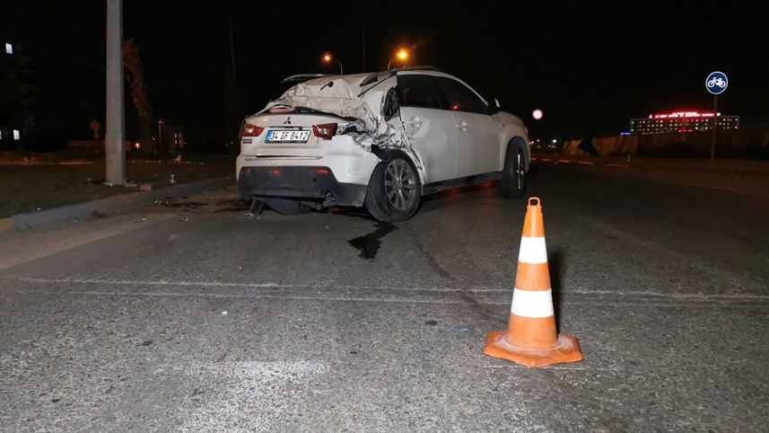 Aksaray'da kalp krizi geçiren eniştesini hastaneye götürürken kaza yaptı 3 yaralı
