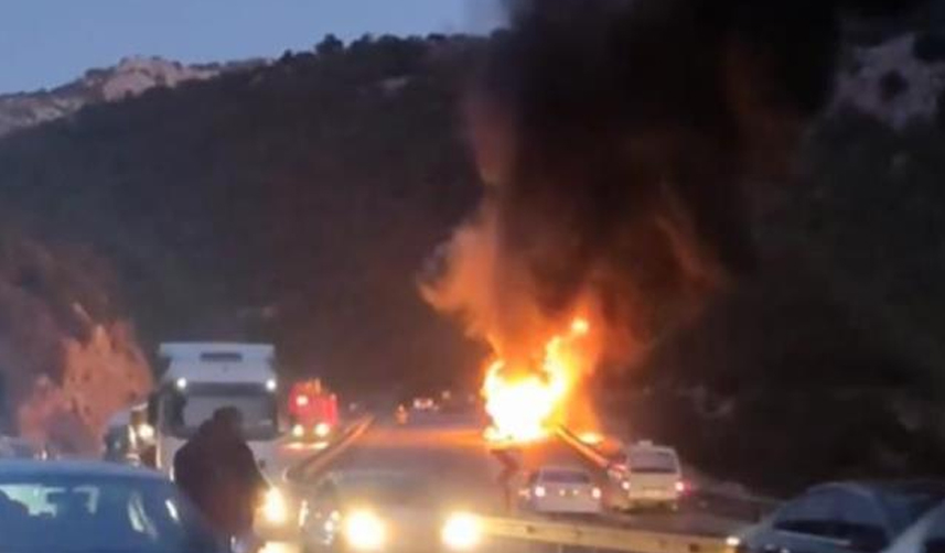 Antalya'da-seyir-halindeki-yolcu-otobüsü-cayır-cayır-yandı!
