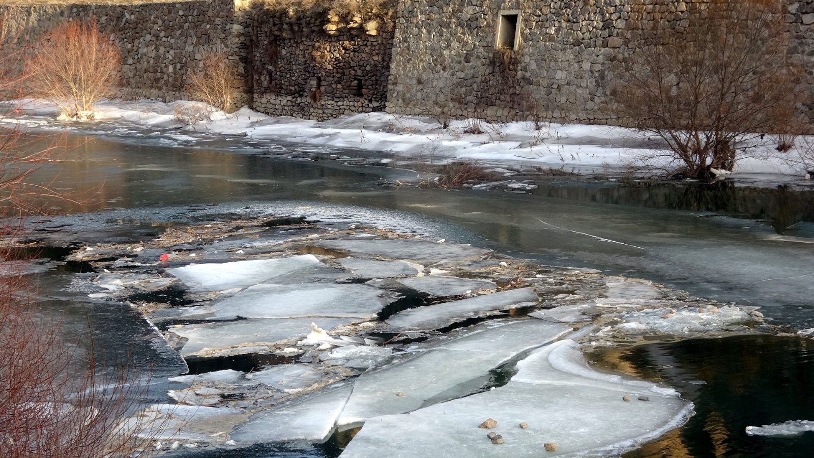 Bayburt'ta Çoruh nehri buz tutmaya başladı