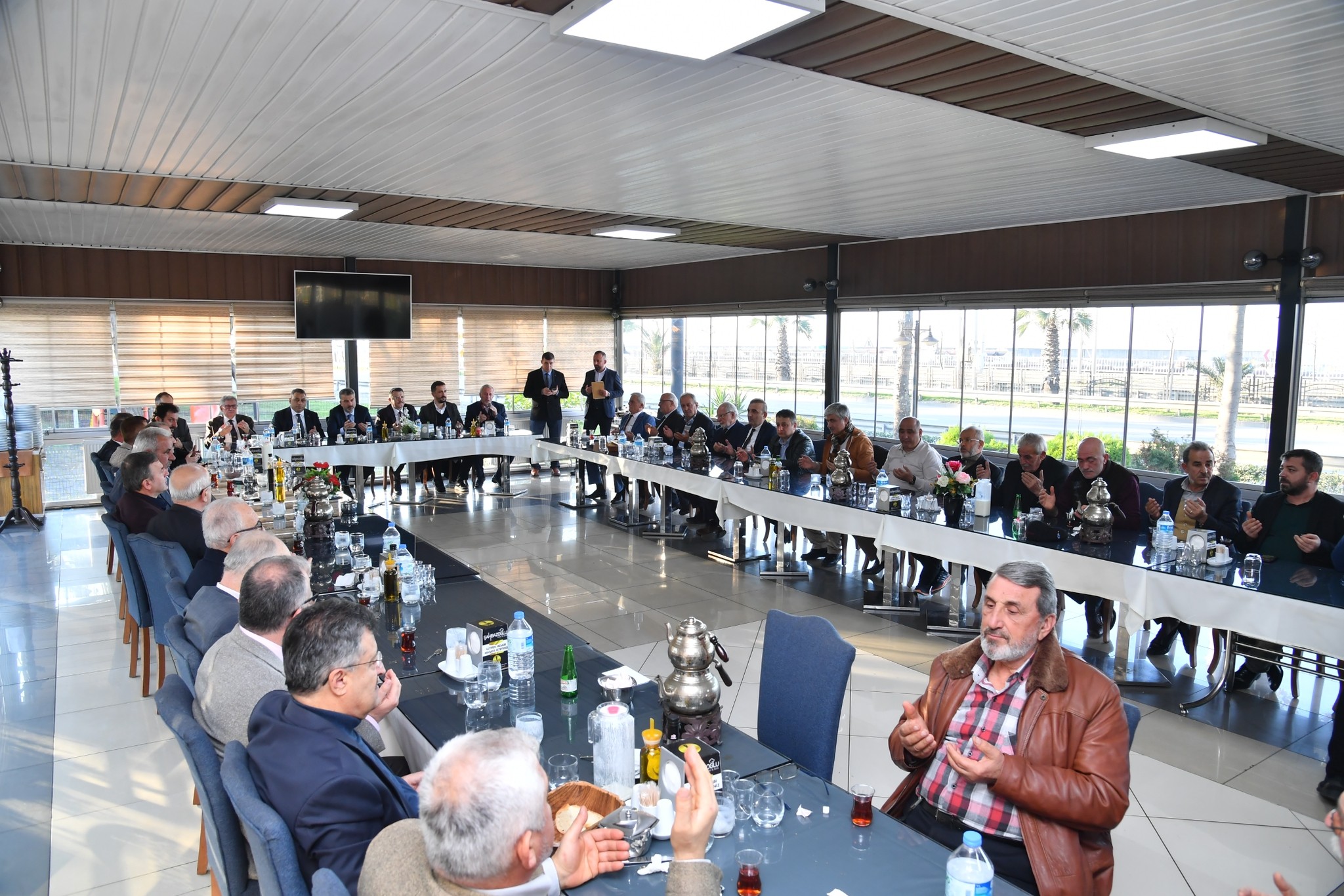 AK Partili eski belediye başkanları yemekte bir araya geldi