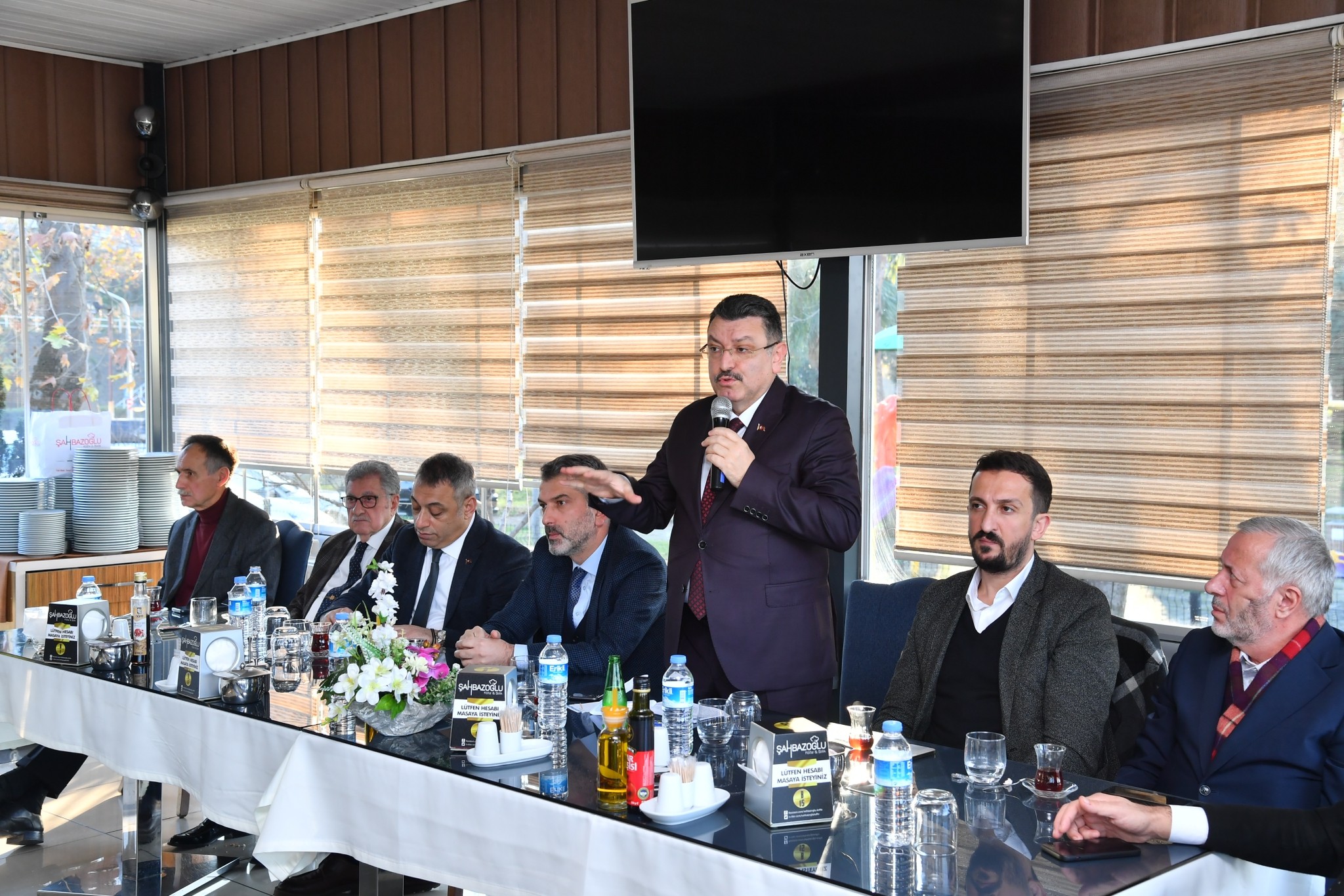 AK Partili eski belediye başkanları yemekte bir araya geldi