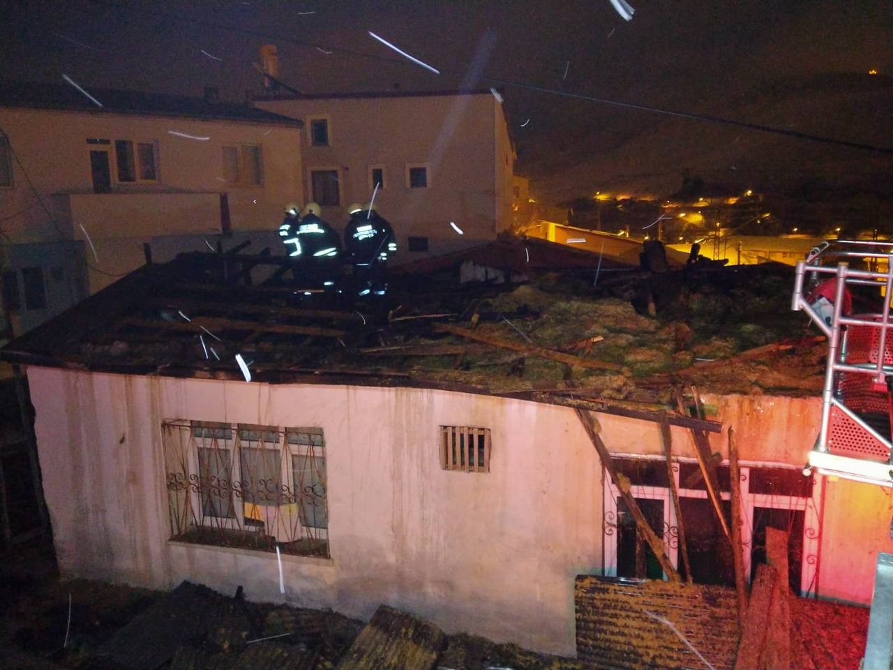 Bayburt'ta evin çatısı alevlere teslim oldu