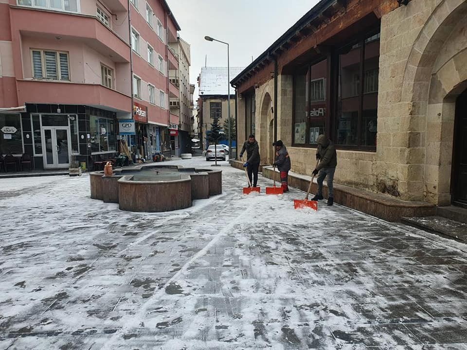 Bayburt'ta kar yağışı etkili oldu