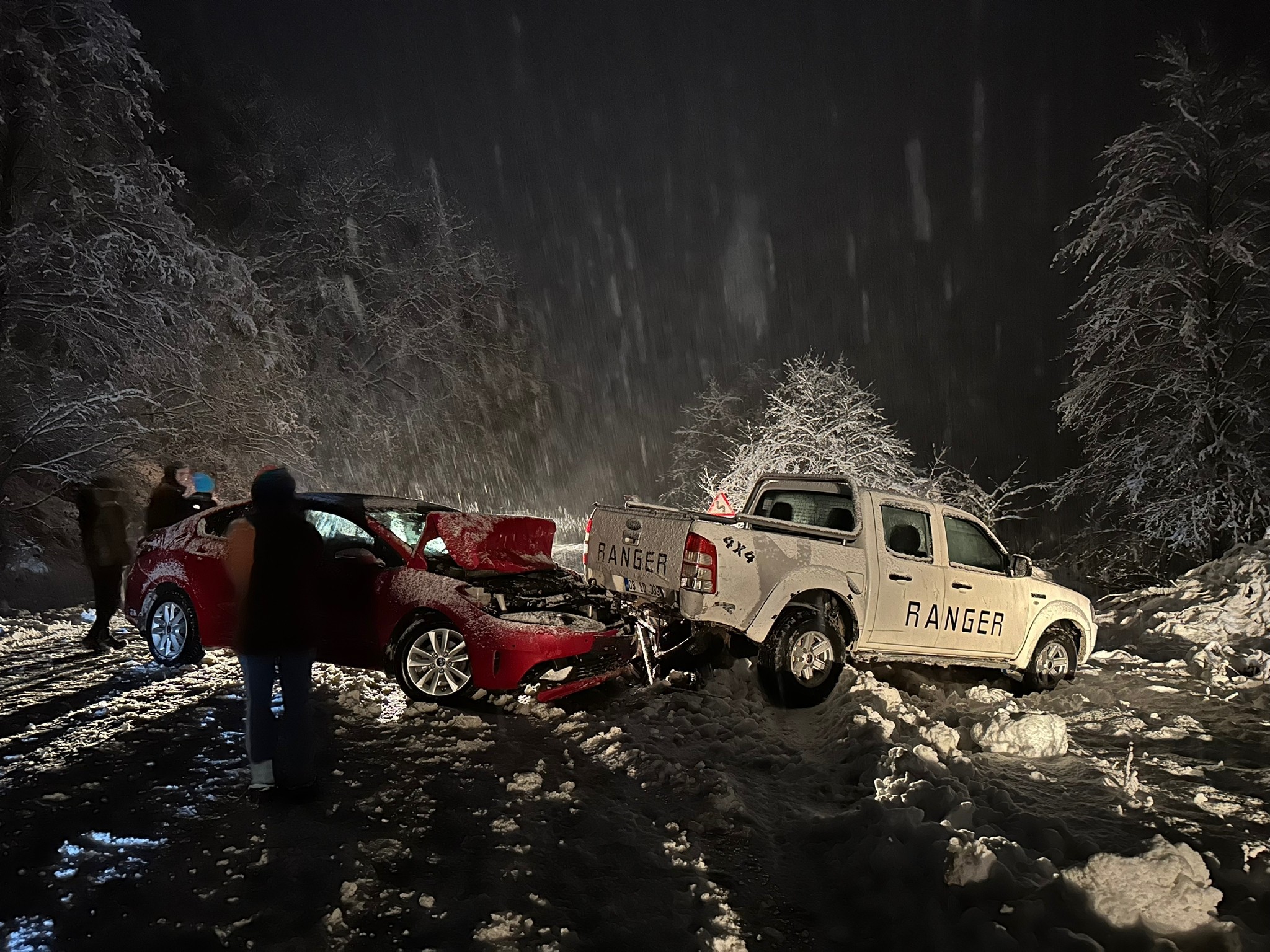 Artvin'de etkili olan kar yağışı kazaları beraberinde getirdi