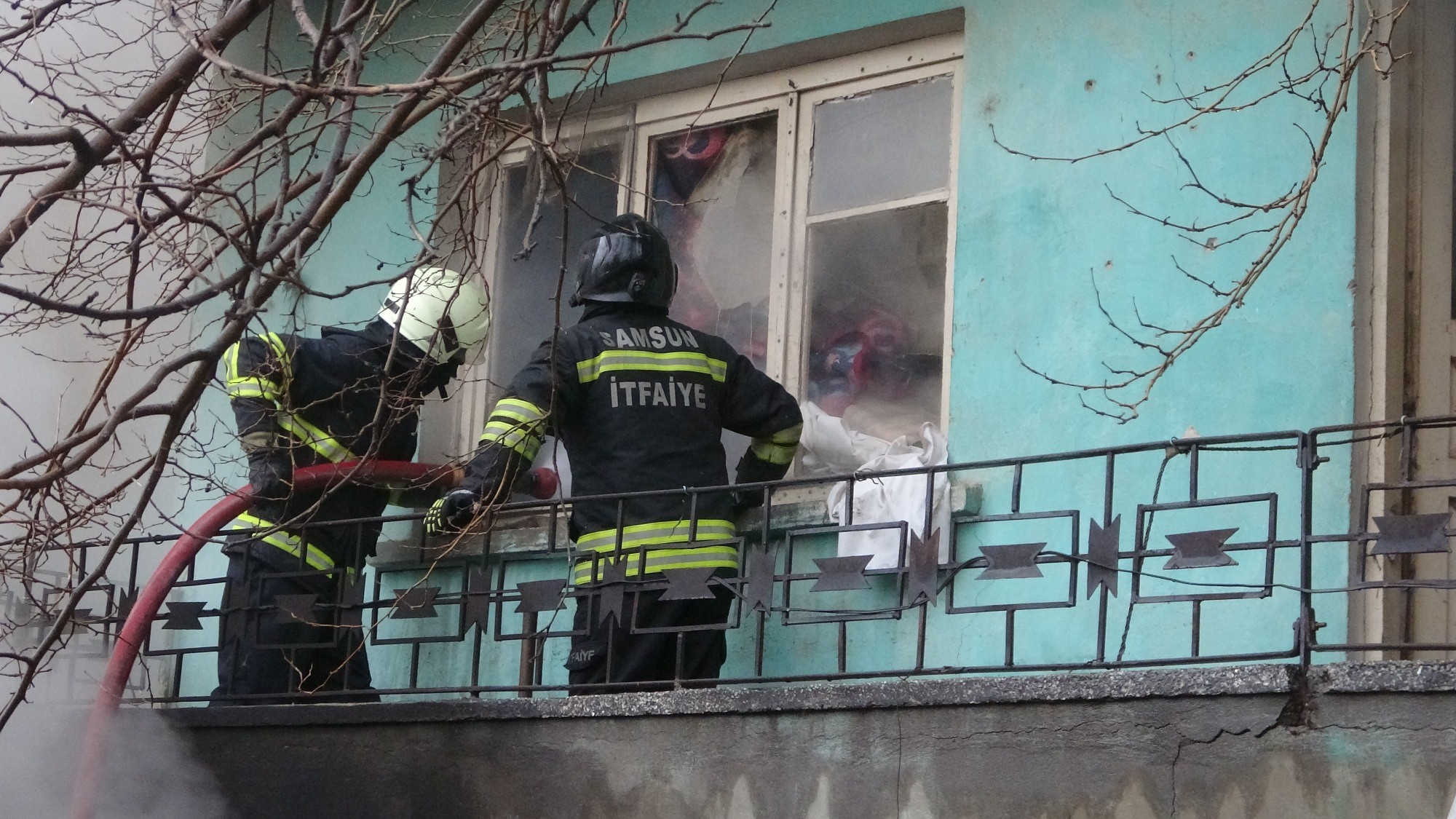 Samsun'da metruk binada yangın çıktı! Vatandaş sokakta kaldı