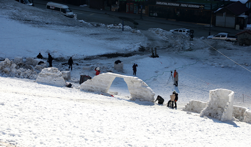 Ayder'de-kar-festivalinin-hazırlıkları-taşıma-karla-devam-ediyor
