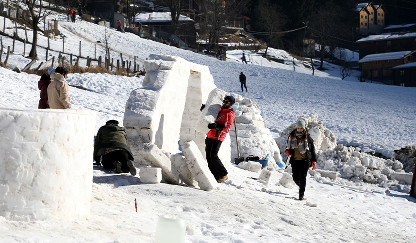 Ayder'de-kar-festivalinin-hazırlıkları-taşıma-karla-devam-ediyor