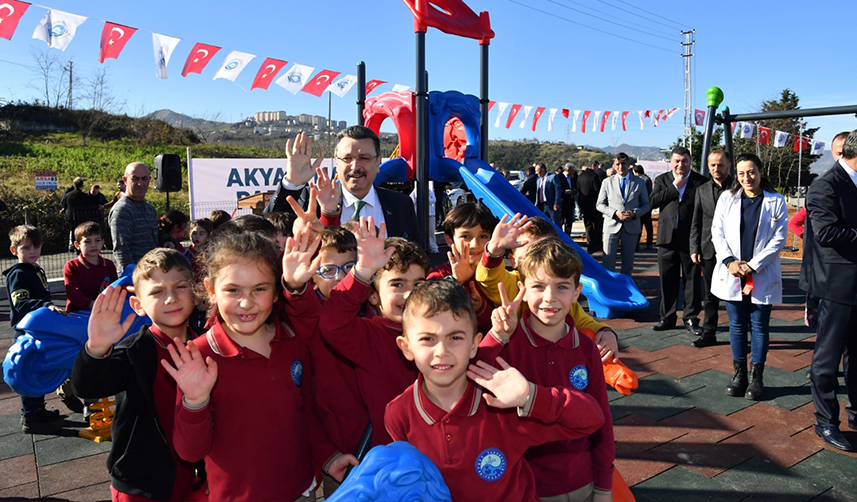Başkan Genç'ten öğrencilere karne hediyesi! Akyazı Çocuk Parkı hizmete açıldı